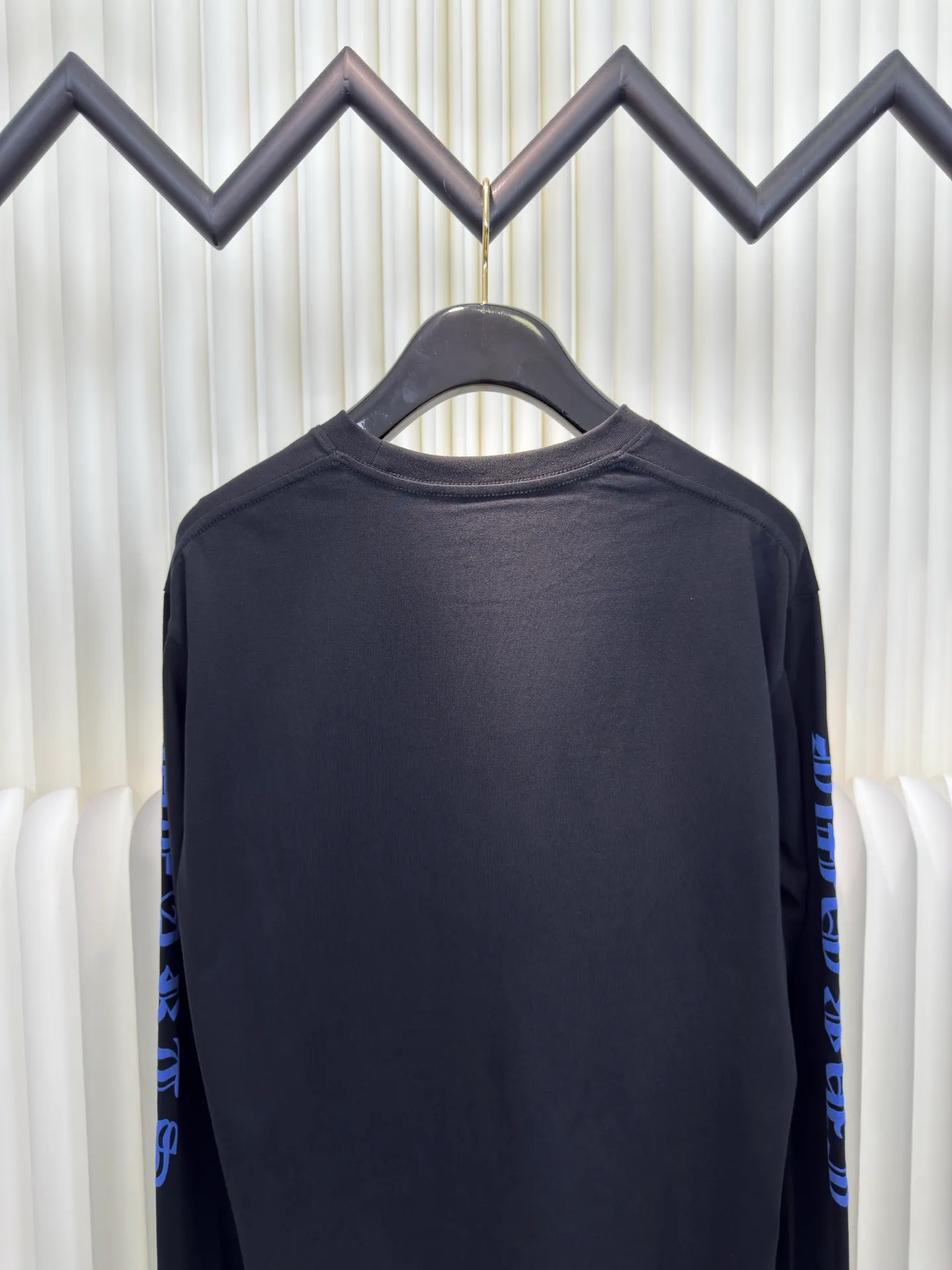 P290 Chrome Heart 1988 limited long sleeves. The fabric is made of 26-woven 220g cotton. The printing uses a variety of printing techniques. Thermosetting ink printing. High-temperature foam printing. Size S M L
